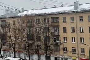 С крыши в Химках сошла снежная лавина