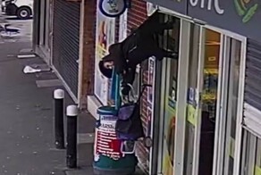 Женщина зацепилась плащом за рольставни и они подняли её в воздух вместе с тележкой