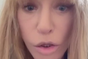 «Я бы встала на колени, да ноги уже не те»: Алла Пугачёва записала необычное видео и сообщила, что возвращаться в Россию не собирается