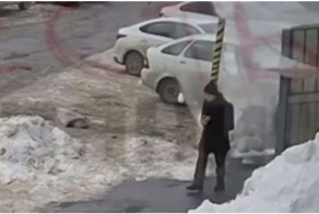 В Татарстане глыба льда чуть не покалечила школьника