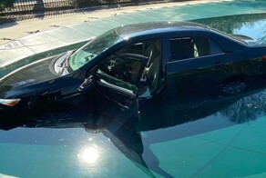 Женщина "припарковалась" в бассейне