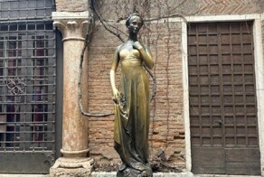 Памятнику Джульетты в Вероне туристы стерли грудь