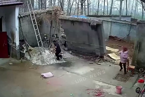 Обрушившаяся стена чуть не раздавила мужчину