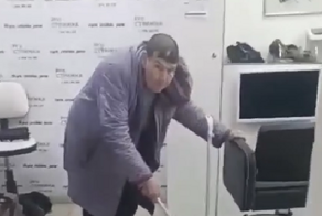 Парикмахер из Перми накричала на пенсионерку и заставила подметать пол за то, что у старушки не было денег, чтобы оплатить стрижку