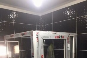 "Сердито, но практично": душевая кабина из пластиковых окон