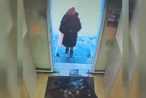 Женщина успела зайти в магазин буквально за секунду до того, как козырек обрушился под тяжестью снега