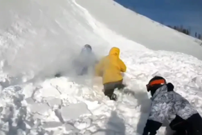 "На поиск! Завалило?": лавина настигла сноубордистов в Хакасии