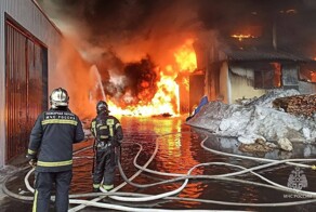 Рабочие не потушили окурки и устроили масштабный пожар на мебельной фабрике