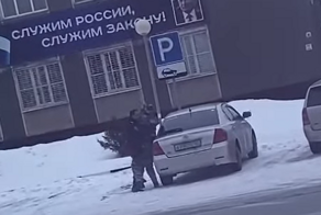 Полицейские устроили драку перед отделом и попали под проверку