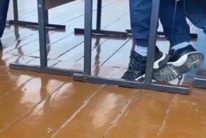 Бросил на пол, давал подзатыльники. В Омской области учитель жёстко наказал шестиклассника