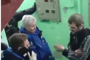 Россиянин, который пытался напасть с ножом на соседа, во время побега застрял в лифте и случайно получил пулю в спину