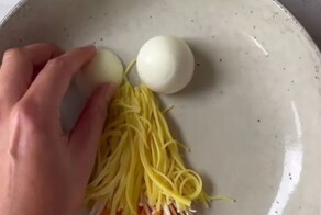 Женщина подала блюдо в виде мультяшного персонажа