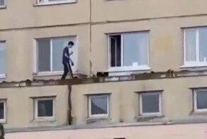 В Санкт-Петербурге парень выгуливает собаку по карнизу перед окнами соседей