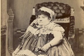 Леди-бородавочник Кэрри Акерс