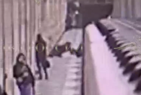 В Москве мужчина столкнул девушку под приближающийся поезд в метро