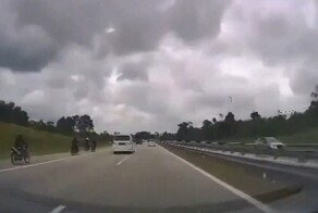 Им даже помогать не надо, сами найдут во что врезаться