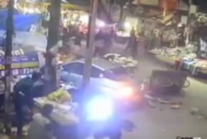 Таксист на скорости влетел в толпу людей на рынке в Нью-Дели