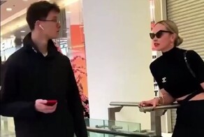 "Вашей маме невестка не нужна?": девушка показала "агрессивный" флирт с мужчинами