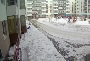 Падение льда с крыши на 3-летнего мальчика в Екатеринбурге попало на видео