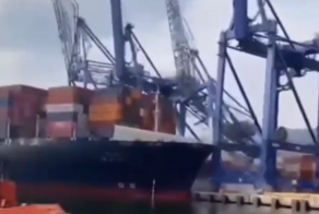 Контейнеровоз обрушил три крана в турецком порту