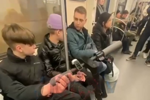 В московском метро мужчина попросил молодежь вести себя потише — в ответ был послан
