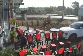 Сотрудника отеля впечатали в стену