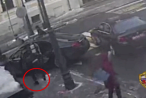 В Москве прохожий обронил конверт с деньгами, который тут же подобрал водитель "Мерседеса"