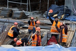 «Живут в своё удовольствие»: в Питере женщина приехала выяснять, почему застройщик не отдаёт ей ключи от жилья, и обнаружила в квартире бригаду мигрантов