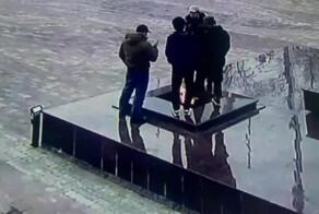 На Ставрополье мигранты запрыгнули на Вечный Огонь и пытались его потушить, снимая всё на видео