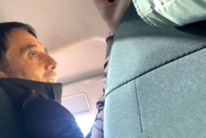 Таксист всю поездку хвастался своим"достоинством" и просил дать "ему" оценку