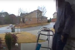 Мужчина с ходунками попытался украсть посылку