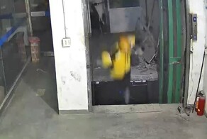 Доставщик еды упал в пустую шахту лифта в строящемся здании