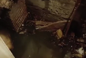 «Ну очень неприятная ситуация»: в Саратовской области женщина провалилась в подвал вместе с ванной и унитазом