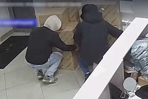 Двое россиян похищали вещи из пункта выдачи заказов онлайн-магазина и отдавали их в детский дом
