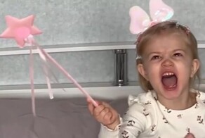 Девочка пытается включить телевизор голосом