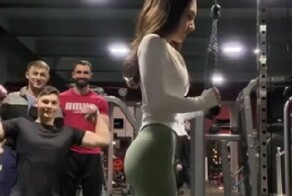 Парни мешают девушке снимать тренировку