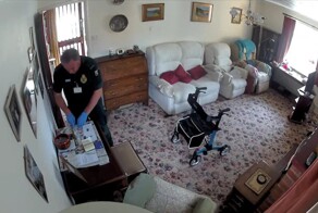 Врача скорой помощи поймали на краже денег у 94-летней старушки