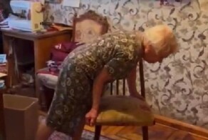 92-летняя бабушка из Питера легко делает горизонтальную планку