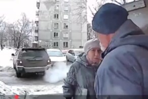 Впечатал пешехода в стену дома