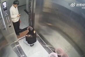 У девушки упал телефон в шахту лифта