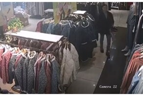 Женщина провалилась под обрушившийся пол в торговом центре