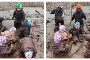 Дети резвятся в грязи