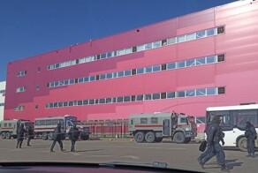 Силовики проводят рейд по нелегальным мигрантам на складе Wildberries в Подмосковье