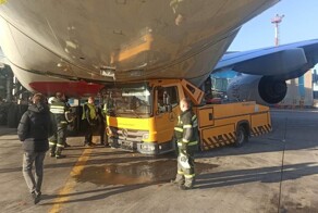 Водовоз столкнулся с самолётом в аэропорту Домодедово