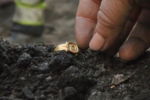Во время раскопок в  старой части города  археологи обнаружили золотой перстень с ликом Христа