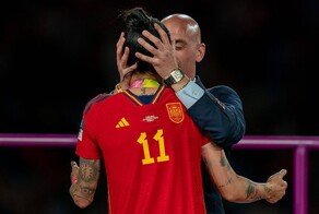 «Акт импульсивного сексизма»: глава футбольной федерации Испании поцеловал футболистку после победы на чемпионате мира, и теперь ему грозит 2,5 года тюрьмы