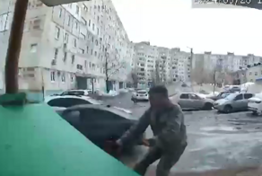 Бетонная перегородка подъезда едва не придавила грузчика в Уфе