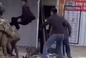 Парень с&nbsp;разбега прыгнул в&nbsp;толпу спецназовцев, избивавших его отца