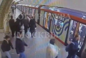 В Москве пассажир не успел забежать в вагон метро и от злости повредил дверь