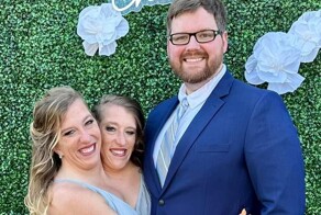 Вместе на всю жизнь: сиамские близнецы Эбби и Бриттани вышли замуж